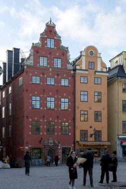 Stockholm, İsveç - 16 Ocak 2020: Stockholm 'ün merkezindeki sokaklardan birinin görüntüsü.