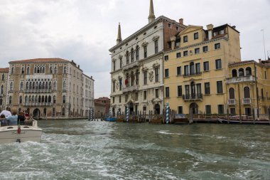 Venedik, İtalya - 22 Ağustos 2019: Venedik 'in eski şehir binalarının mimarisi ve cephesi
