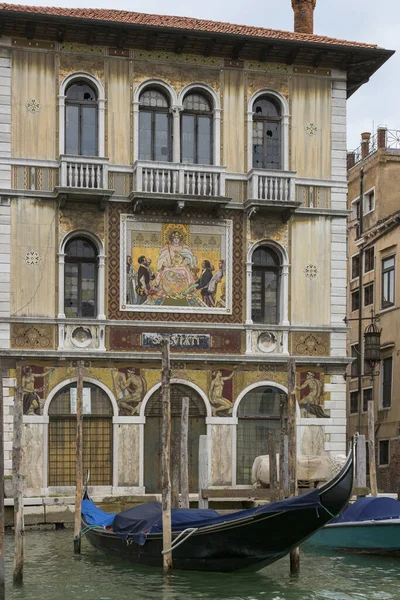 Benátky Itálie Srpna 2019 Fasáda Domu Benátkách Barevnou Mozaikou — Stock fotografie