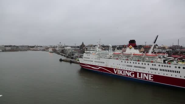 Aankomst van een passagiersveerboot naar de haven van Helsinki. Uitzicht vanaf de zijkant van de veerboot. Videoclip