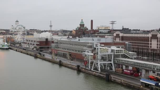 Aankomst van een passagiersveerboot naar de haven van Helsinki. Uitzicht vanaf de zijkant van de veerboot. Rechtenvrije Stockvideo