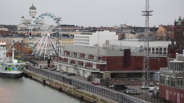 Sosirea unui feribot de pasageri în portul Helsinki. Vedere din partea feribotului . — Videoclip de stoc