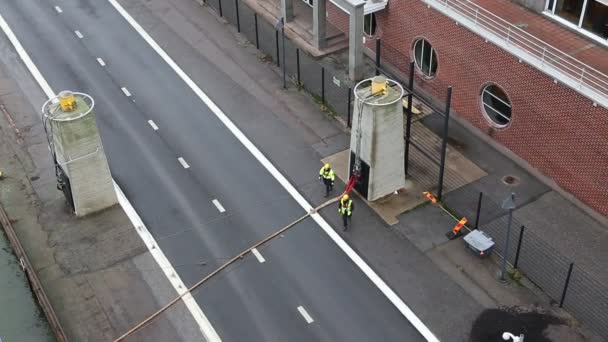 Twee werkhavens zorgen voor de aanlegplaats van een passagiersveerboot in Helsinki. Uitzicht vanaf de zijkant van de veerboot. Rechtenvrije Stockvideo's