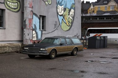 Helsinki, Finlandiya - 17 Ocak 2020: Helsinki kentindeki evlerden birinin avlusunda Retro araba