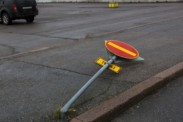 Panneau Signalisation Cassé Aucune Entrée Couché Sur Trottoir — Photo