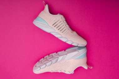 Pembe arka planda pembe kadın ayakkabıları