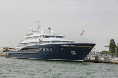 Venedik, İtalya - 22 Ağustos 2019: Venedik 'teki bir rıhtımda modern yelken yatı