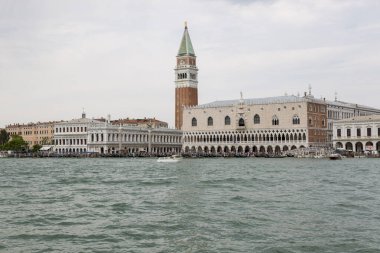 Venedik, İtalya - 22 Ağustos 2019: Venedik 'teki Piazza San Marco' da St Mark 's Campanile