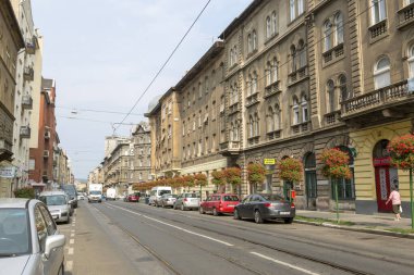 Budapeşte, Macaristan - 23 Ağustos 2019: Budapeşte şehir merkezinde bir caddenin pencere manzarası.