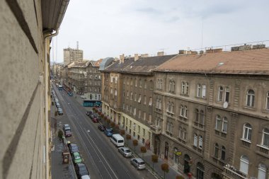 Budapeşte, Macaristan - 23 Ağustos 2019: Budapeşte şehir merkezinde bir caddenin pencere manzarası.