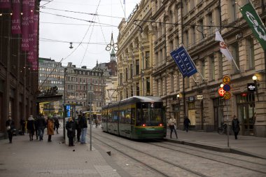 Helsinki, Finlandiya - 17 Ocak 2020: Kışın bulutlu bir günde Helsinki şehir merkezinde bir caddenin görüntüsü.