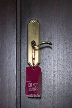 Otelin kapısına yazı yazıp imzalayın. Rahatsız etmeyin.