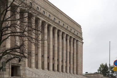 Helsinki, Finlandiya - 17 Ocak 2020: Helsinki şehir merkezindeki Finlandiya Parlamentosu binası