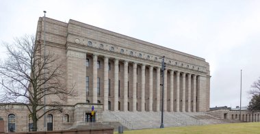 Helsinki, Finlandiya - 17 Ocak 2020: Helsinki şehir merkezindeki Finlandiya Parlamentosu binası