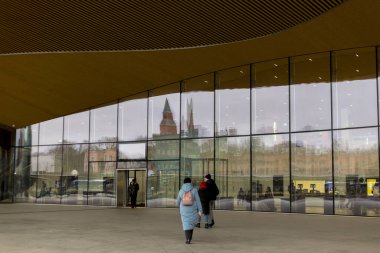 Helsinki, Finlandiya - 17 Ocak 2020: Helsinki Merkez Kütüphanesi girişi Oodi