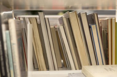 Kütüphanede farklı kitapları olan bir kitaplık.