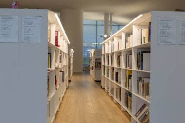 Helsinki, Finlandiya - 17 Ocak 2020: Helsinki Merkez Kütüphanesi Oodi