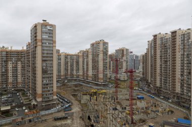St. Petersburg, Rusya - 19 Ocak 2020: St. Petersburg 'un Primorsky ilçesindeki çok katlı binalar