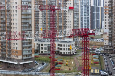 St. Petersburg, Rusya - 19 Ocak 2020: St. Petersburg 'un Primorsky bölgesinde çok katlı yeni bir bina inşa edilmesi üzerine vinçler