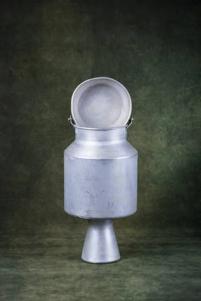 Bodegón Con Una Figura Utensilios Aluminio —  Fotos de Stock