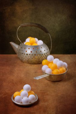 Alüminyum çaydanlık, beyaz ve turuncu toplarla hayat