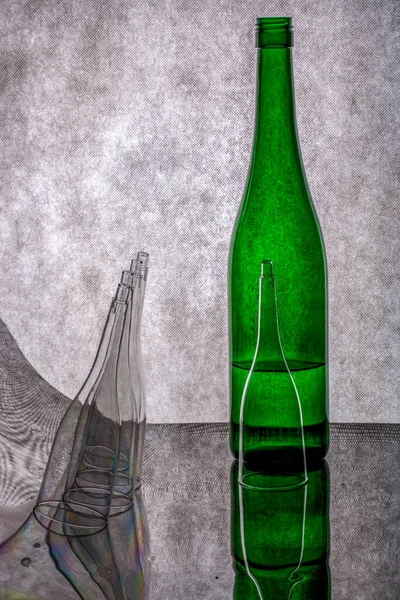 Stilleben Med Grön Flaska Och Koniska Transparenta Siffror — Stockfoto