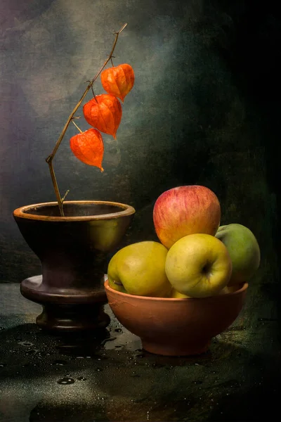 Νεκρή Ζωή Ώριμα Μήλα Και Ένα Κλαδί Φυσίας — Φωτογραφία Αρχείου