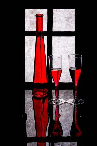 Stillleben Mit Einer Roten Flasche Und Gläsern Mit Flüssigkeit Auf — Stockfoto