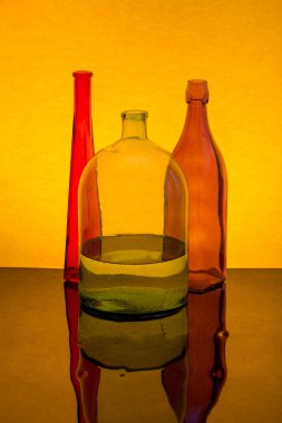 Sarı arka planda renkli camlarla dolu bir hayat