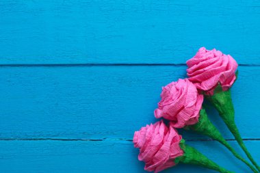 Turkuaz ışık hüzmesi taze gül çiçek ahşap arka plan boyalı. Seçici odak. Metin için yer.