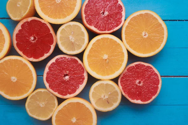 Taze narenciye ahşap mavi zemin üzerine yeşil yaprakları ile