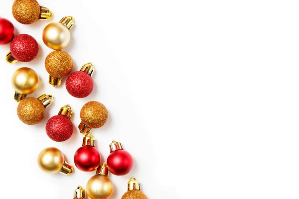 Karácsonyi üdvözlőlap kompozíció. Karácsonyi piros és arany dekorációk fehér háttér. Lapos fekvés, felülnézet, másolás — Stock Fotó