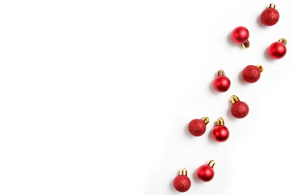 Karácsonyi üdvözlőlap kompozíció. Karácsonyi piros golyók fehér háttérrel. Lapos fekvés, felülnézet, másolás — Stock Fotó