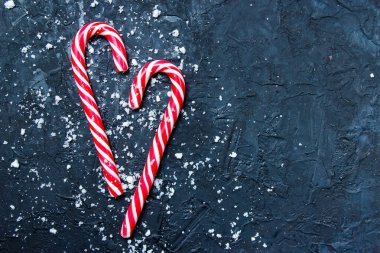 Noel kompozisyonu. Koyu mavi arka planda karlı şeker. Kış, yeni yıl konsepti. Düz konum, üst görünüm, kopyalama alanı