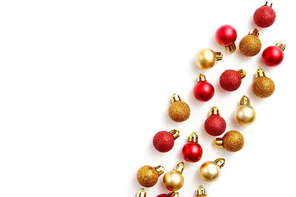 Composición de la tarjeta de felicitación de Navidad. Decoraciones rojas y doradas de Navidad sobre fondo blanco. Plano, vista superior, espacio para copiar —  Fotos de Stock