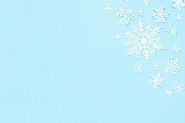 Composición de Navidad o invierno. Decoración de copos de nieve sobre fondo pastel azul. Plano, vista superior, espacio para copiar . — Foto de Stock