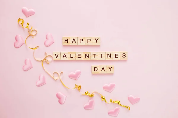 Cuore Confetti su sfondo rosa pastello con lettere in legno. Giorno di San Valentino concetto di biglietto di auguri. Vista dall'alto, disposizione piatta, spazio di copia . — Foto Stock