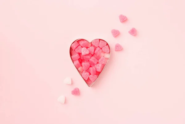 切碎饼干的心形与意大利面粉红背景。 概念情人节卡片。 顶部视图，文本复制空间. — 图库照片