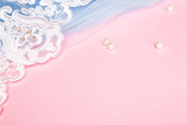 Tül dantel ve giysi üzerinde pembe bir arka plan ile. Bir düğün elbise kavram dikiş.