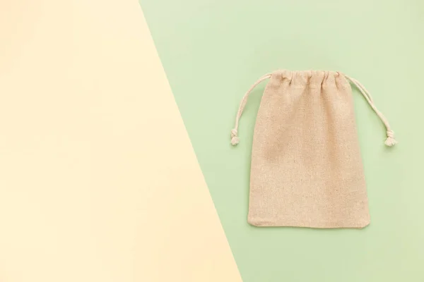 Bolso de lona con cordón, maqueta de pequeño saco ecológico hecho de tela de algodón natural plano sobre fondo verde pastel desde la vista superior — Foto de Stock
