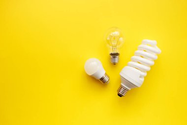 Önden lamba, floresan ve sarı arka planda akkor. Üst manzara, düz yatış. Seçim konsepti