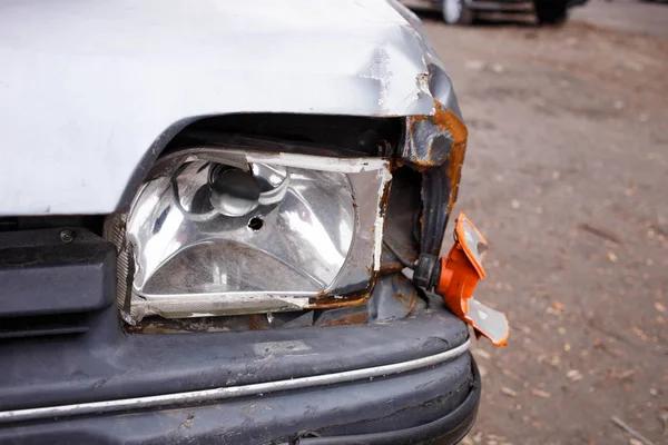 Front of the car crashed and badly broken. Close up — Stock Photo, Image