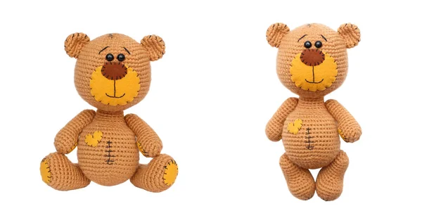 Küçük örülmüş bir oyuncak ayı amigurumi. El yapımı. Beyazda izole edilmiş.