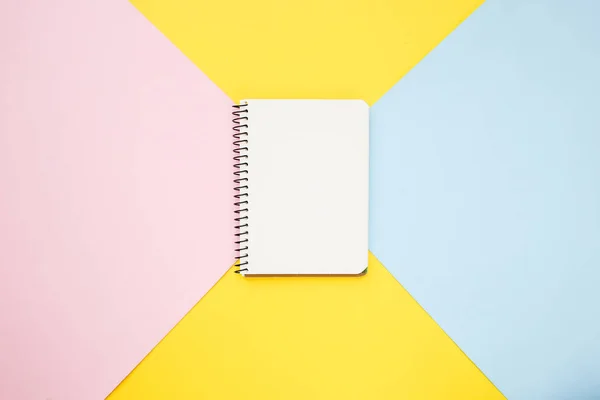 アートペーパー青と黄色の背景に関するノート。フラットレイアウト、トップビュー. — ストック写真