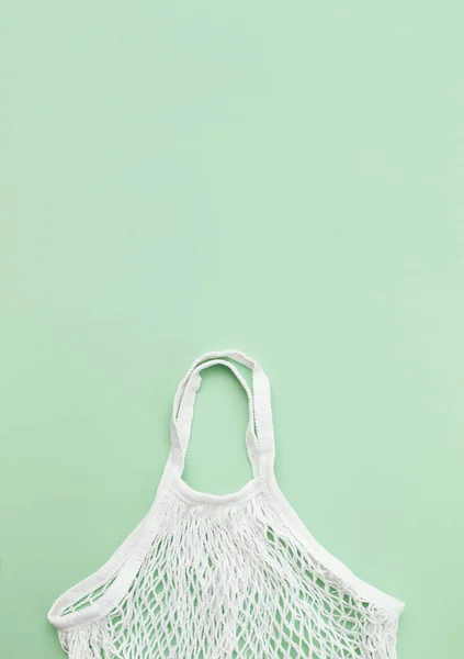 Compra de comida sin desperdicios. Bolso ecológico natural sobre fondo verde pastel. Concepto ecológico. Estilo de vida minimalista libre de plástico. Reutilizar, reducir, reciclar. Decir no al plástico — Foto de Stock