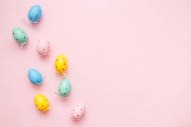 Paskalya yumurtaları pembe pastel arka planda. Minimum Paskalya tebrik kartı konseptin kutlu olsun. Üst görünüm, düz görünüm, kopyalama alanı.
