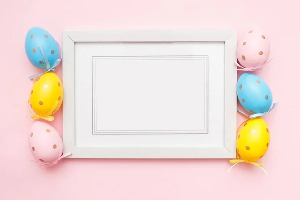 Великодні Різнокольорові Яйця Біла Фоторамка Рожевому Пастельному Тлі Концепція Щасливого — стокове фото