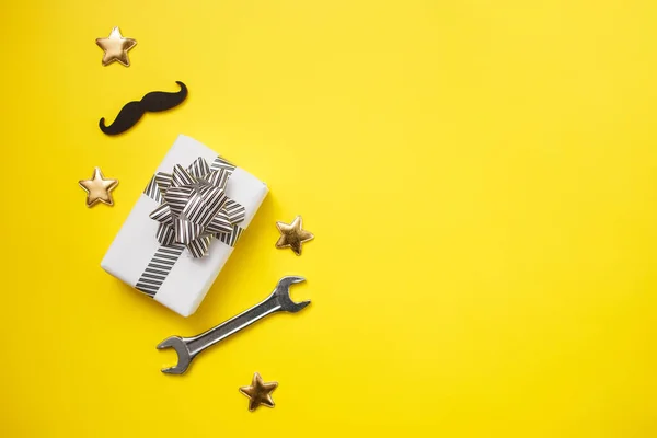 父亲节概念卡，带有男工工具的黄色背景，礼品盒和胡子。顶视图、平铺、复制空间. — 图库照片