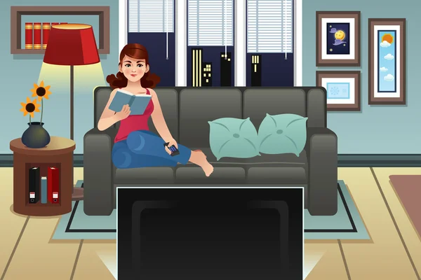 Mujer joven leyendo el libro y viendo la televisión en casa — Vector de stock
