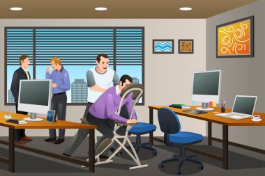 Ofiste bir masaj tedavi alan iş adamları